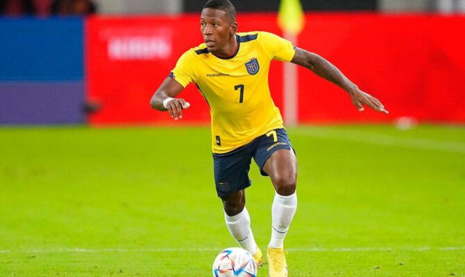 Pervis Estupiñan de Ecuador en el amistoso contra Japon previo al Mundial 2022