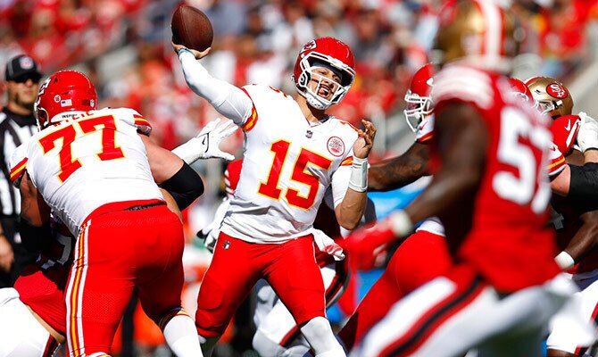 Patrick Mahomes hace un pase para Kansas City Chiefs en la NFL
